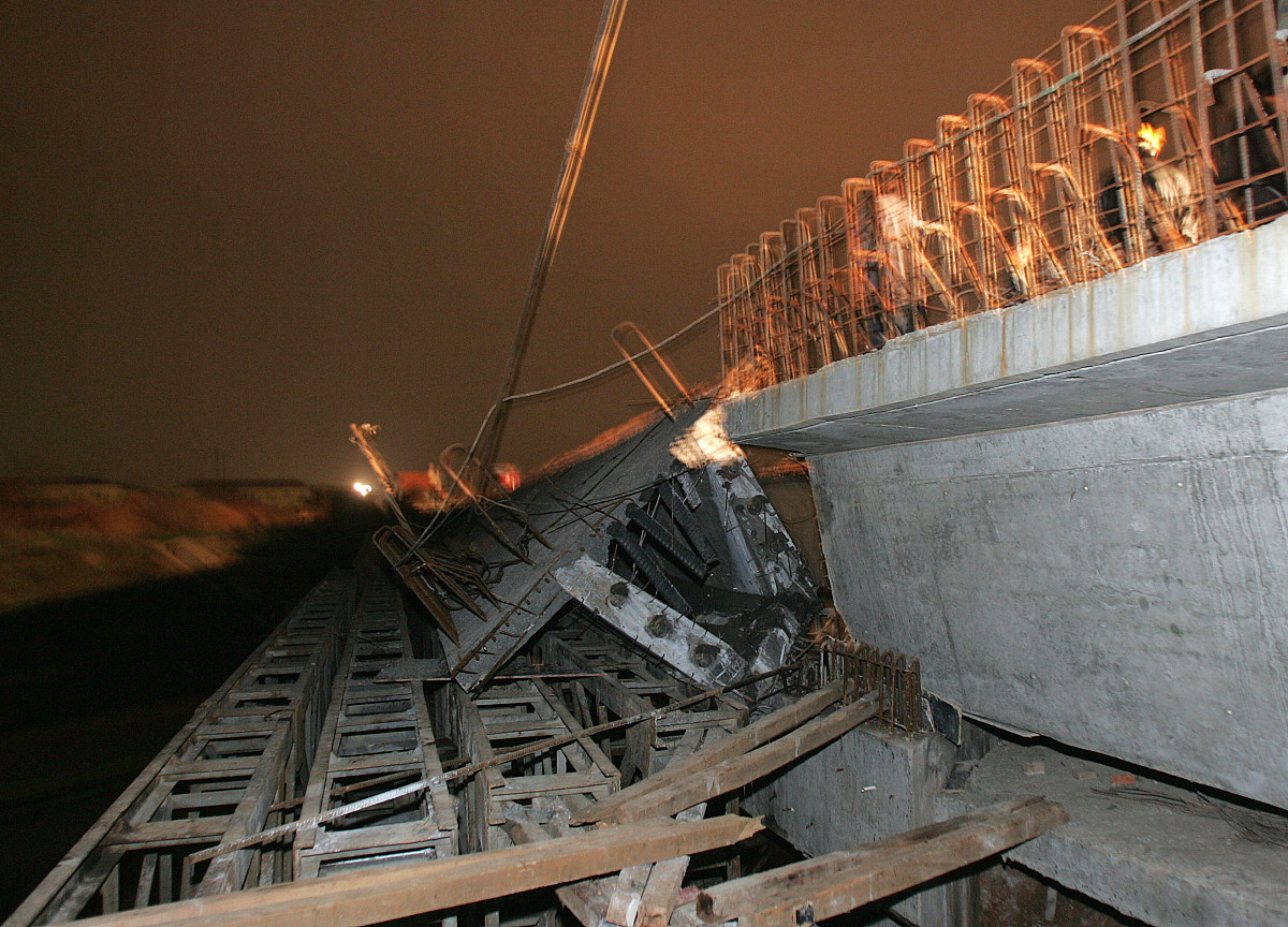洛阳龙潭大峡谷钢索桥侧翻,游客倒挂空中,现场惊险万分!