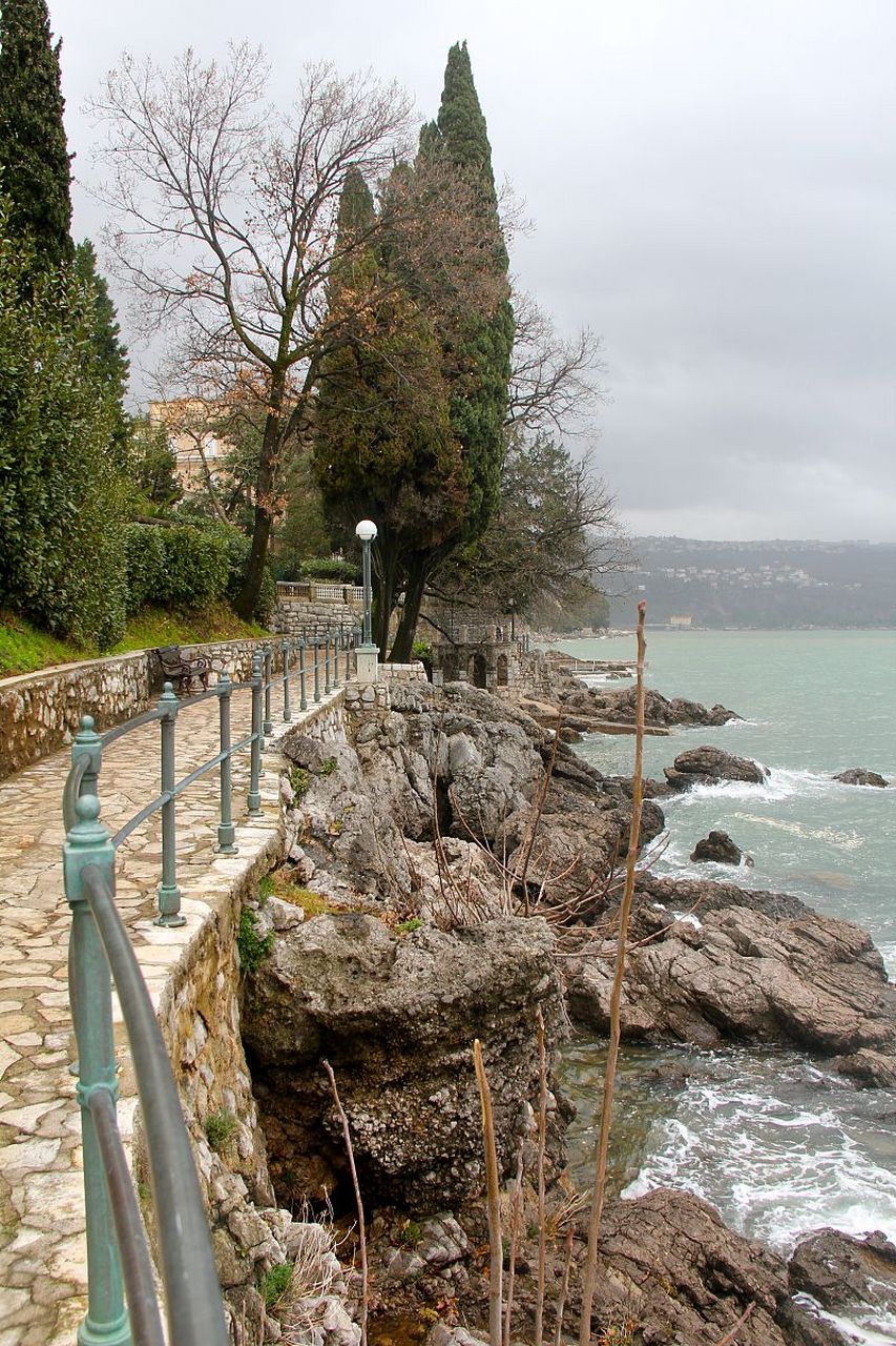 垦丁白沙湾海滩 白沙湾海滩以其细软的白沙滩和清澈的海水而著名,是