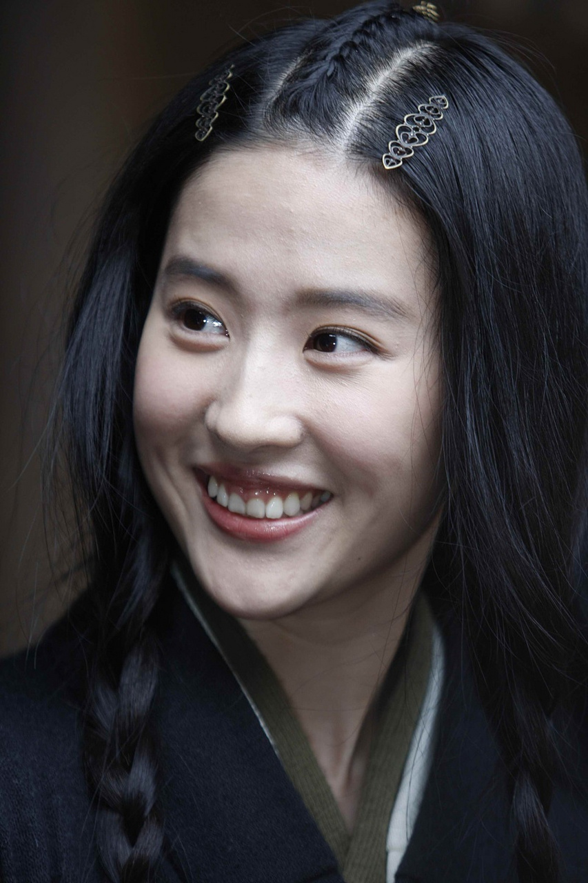 刘亦菲双麻花辫造型# #明星# #刘亦菲# #娱乐# 刘亦菲的双麻花辫造型