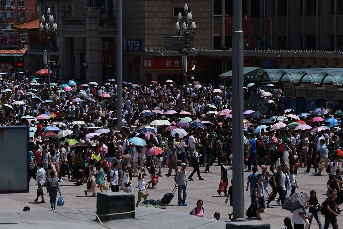 黄金周,人群熙熙攘攘,铁道票售罄声中,我想到的是无数人和我一样,心中