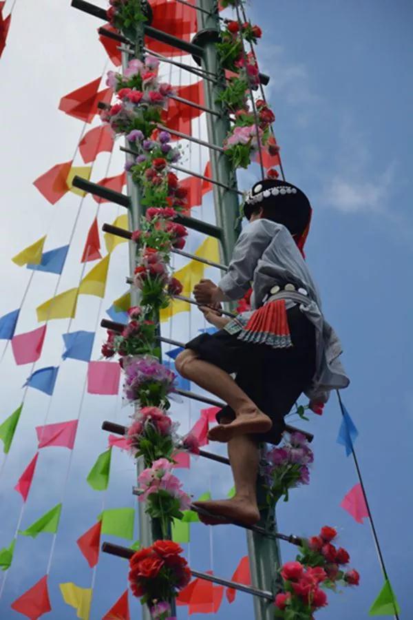 欢歌迎国庆 相逢阔时节 | "上刀山"爬花杆 喝千人连心酒