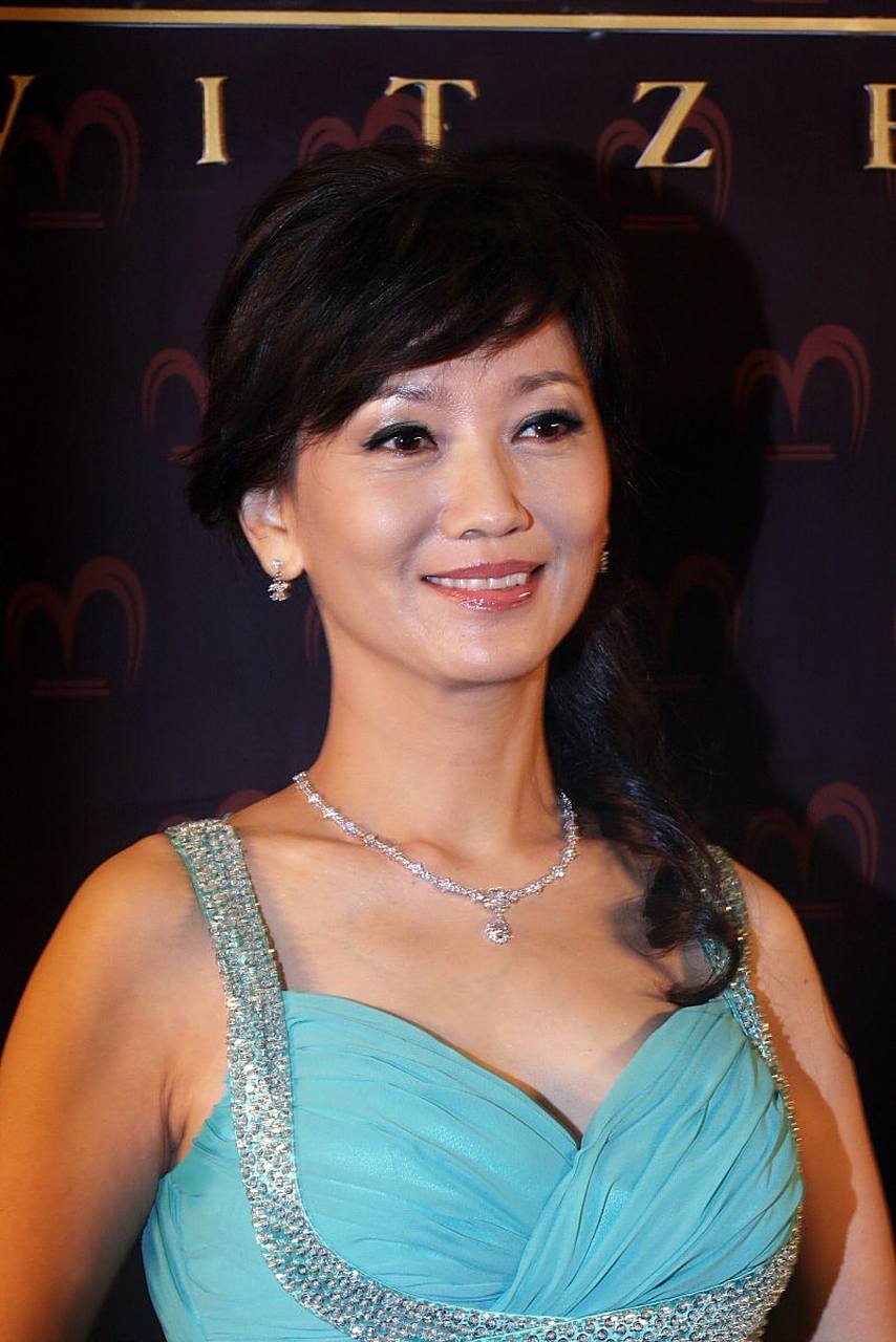 美颜和滤镜还是给力的,素颜赵雅芝!  看多了她精修照片,美美哒!