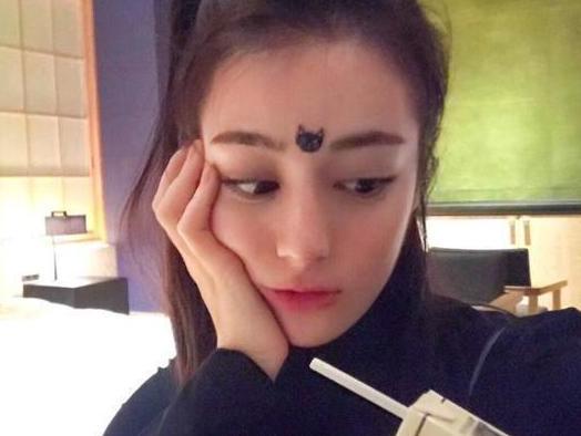 晒晒迪丽热巴的豪宅:家里装修大气又简约,客厅超大落地窗最美了