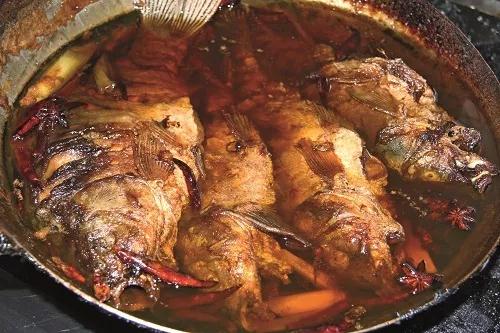 慢慢,将骨头浸到酥,教你日售60份的三花鲤鱼如何制作!