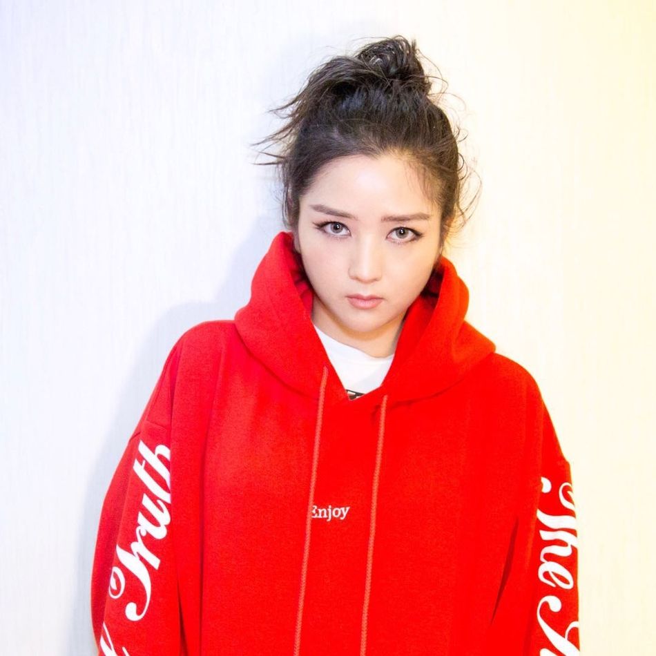 何洁最近瘦了,穿起衣服来有些时尚感了,胖真的是毁所有啊