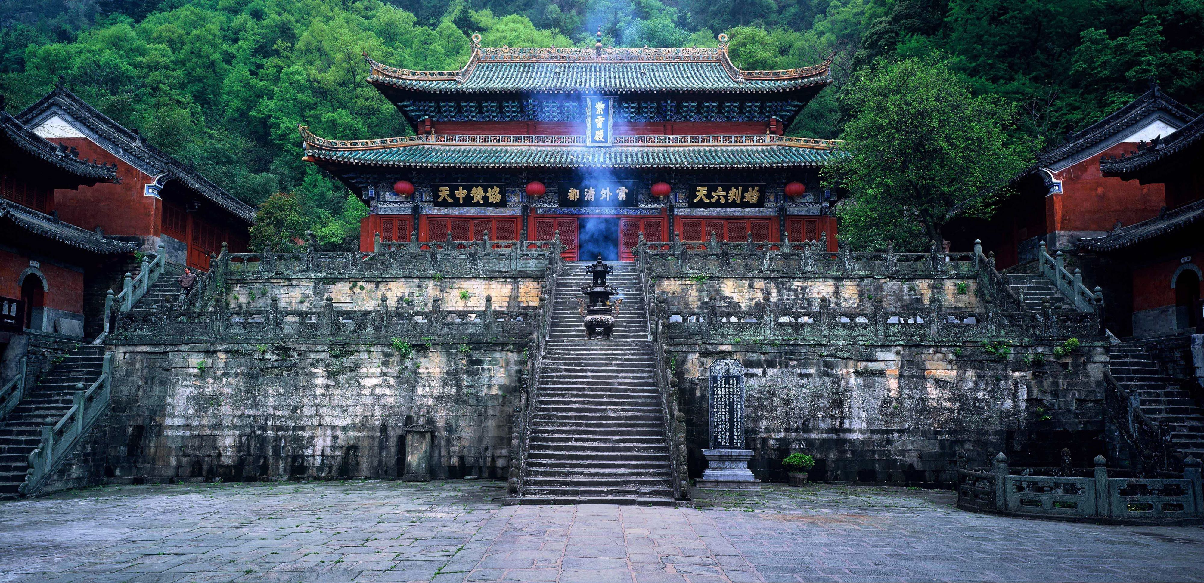 湖北有座名气很大的名山,一年能赚60亿,网友:压榨游客血汗钱