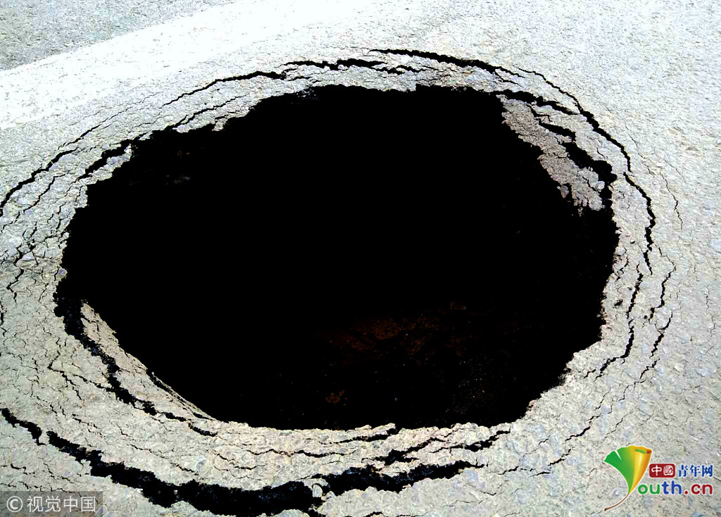 郑州幼儿园门前马路塌陷 突现2米深坑洞