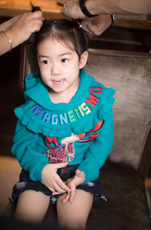 戚薇女儿lucky幕后发型记录,表情搞怪,连发绳都是她最爱的口红