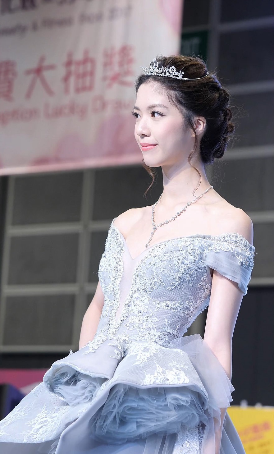 2018年香港小姐冠军陈晓华,早年曾做模特穿婚纱走场