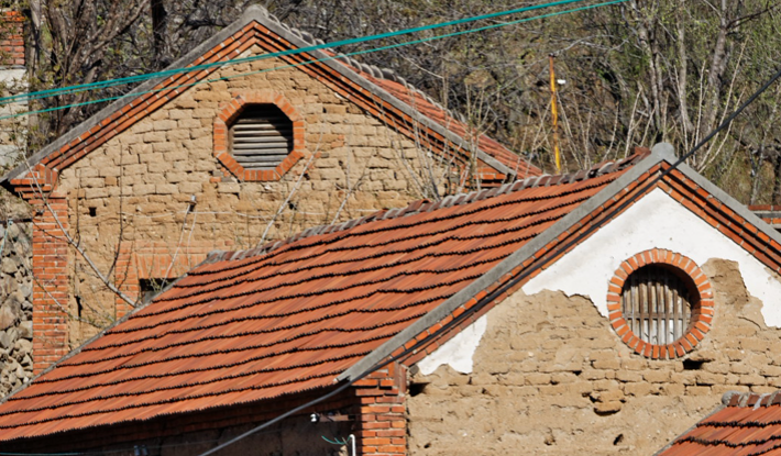 在山东大多数农村,住宅的屋山墙上是断然不会留窗户的.