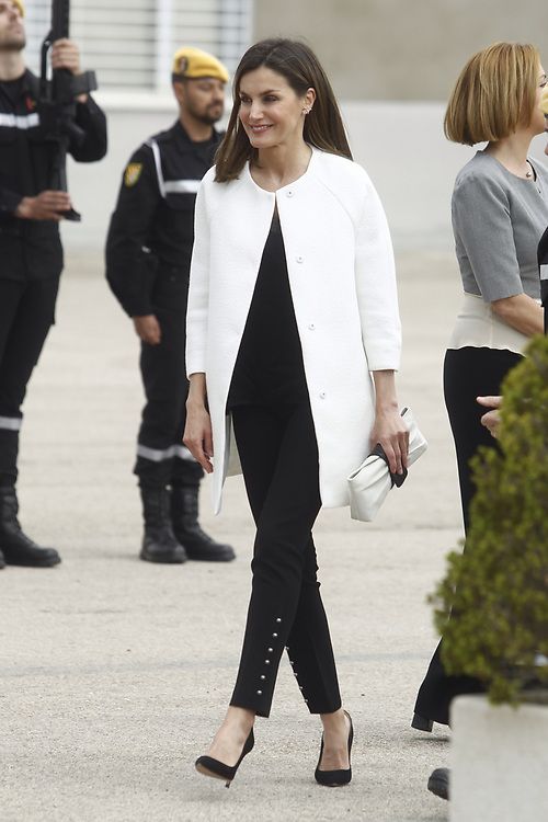 西班牙王后一身"黑色"穿搭真高级!黑大衣配九分裤,高贵优雅!