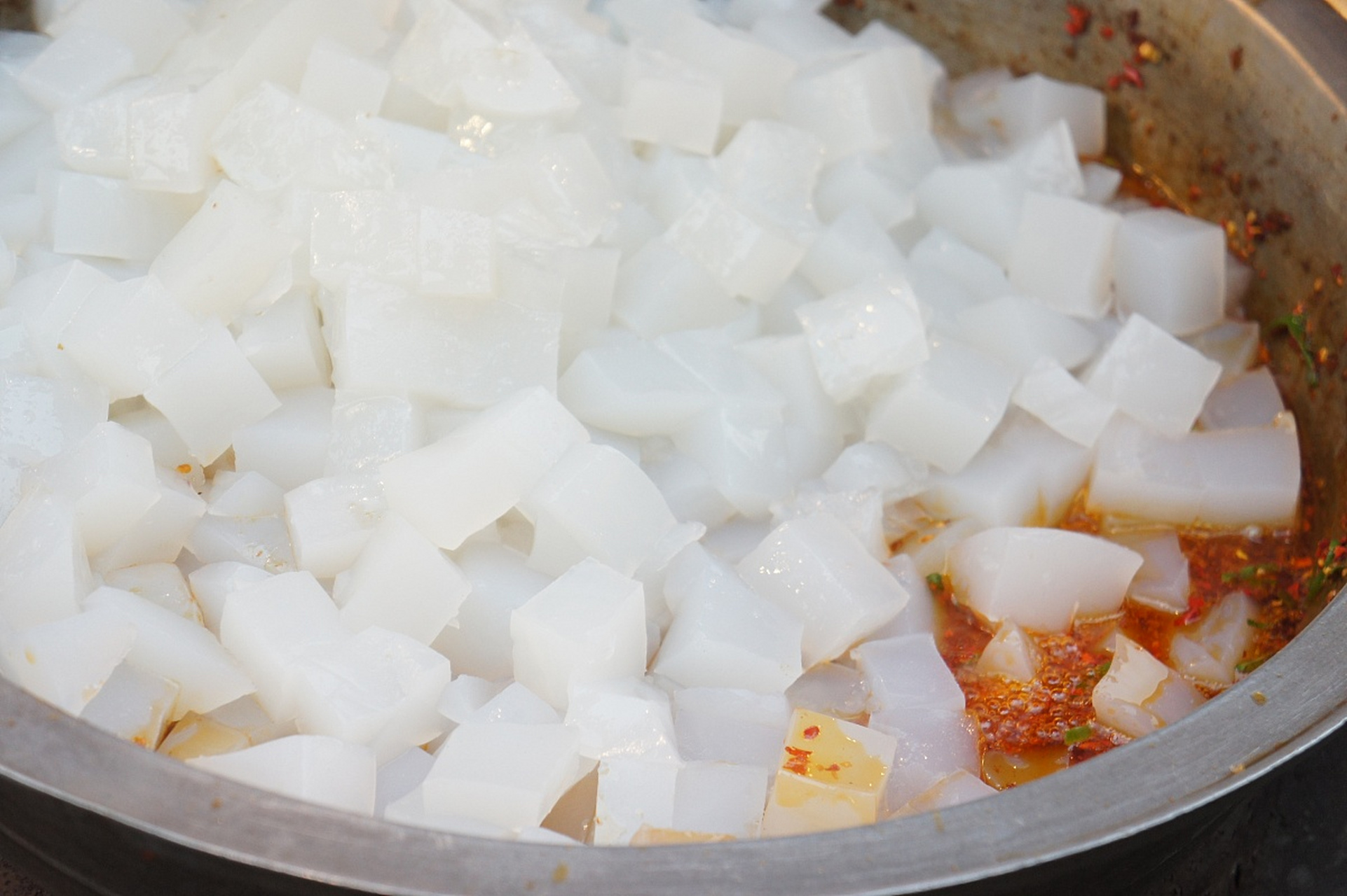 秋日生活创作季# 白凉粉是一种中国南方著名小吃,以植物凉粉胶等粤舷