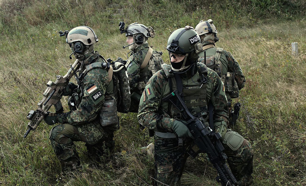 特种部队服从上级命令,被逼向民众下跪,士兵转而投身敌国