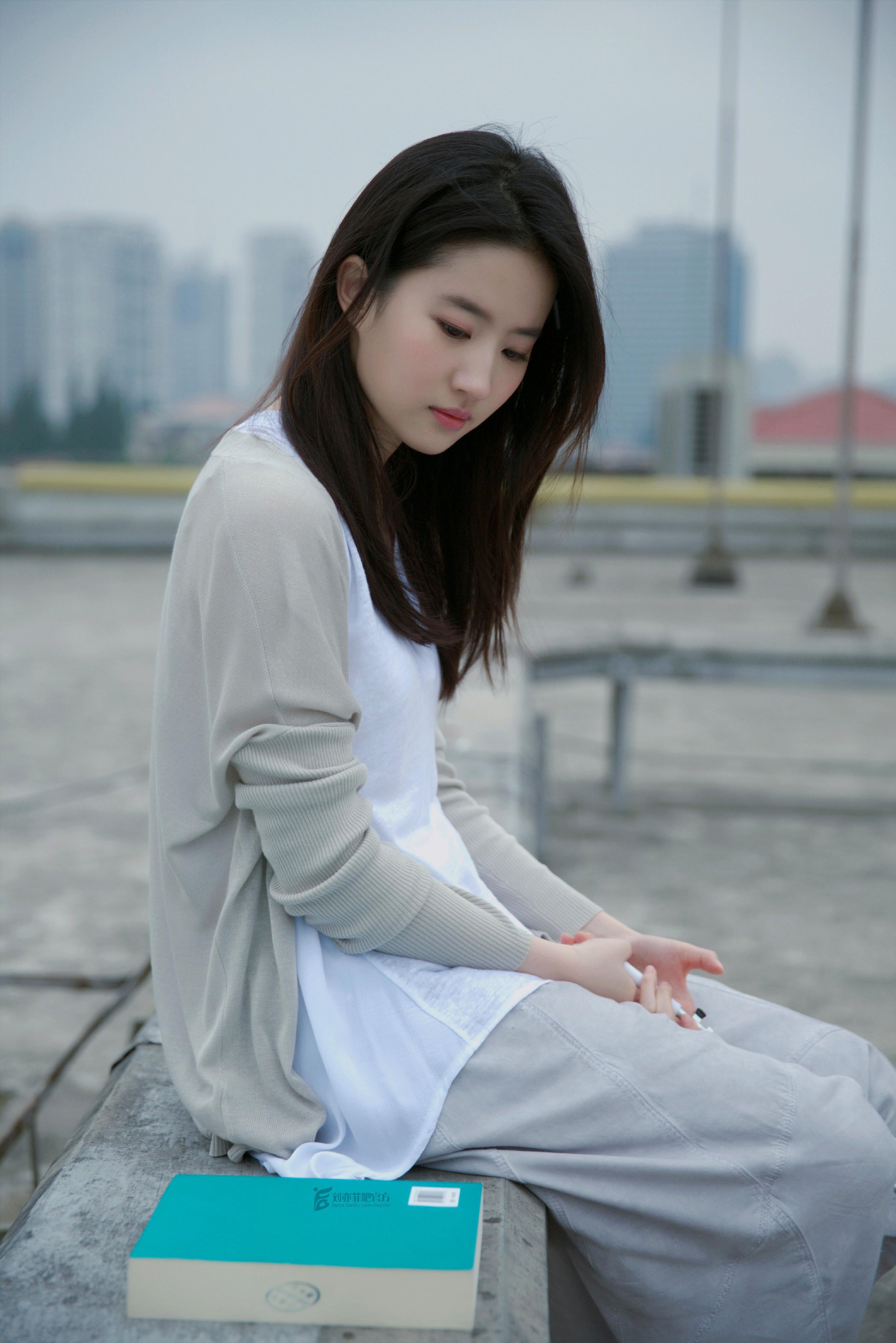 蓬松,也可以不必那么的浮夸,不得不说刘亦菲的颜值的的确确是很少见的