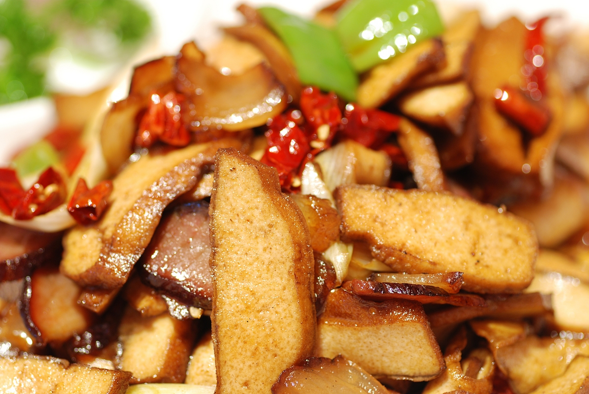 将香干,青椒切丝,小葱切段.