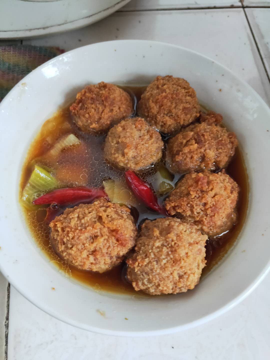 在北方地区,过新年必不可少的就是八大碗,"四喜丸子","烧猪肉","酥鸡"