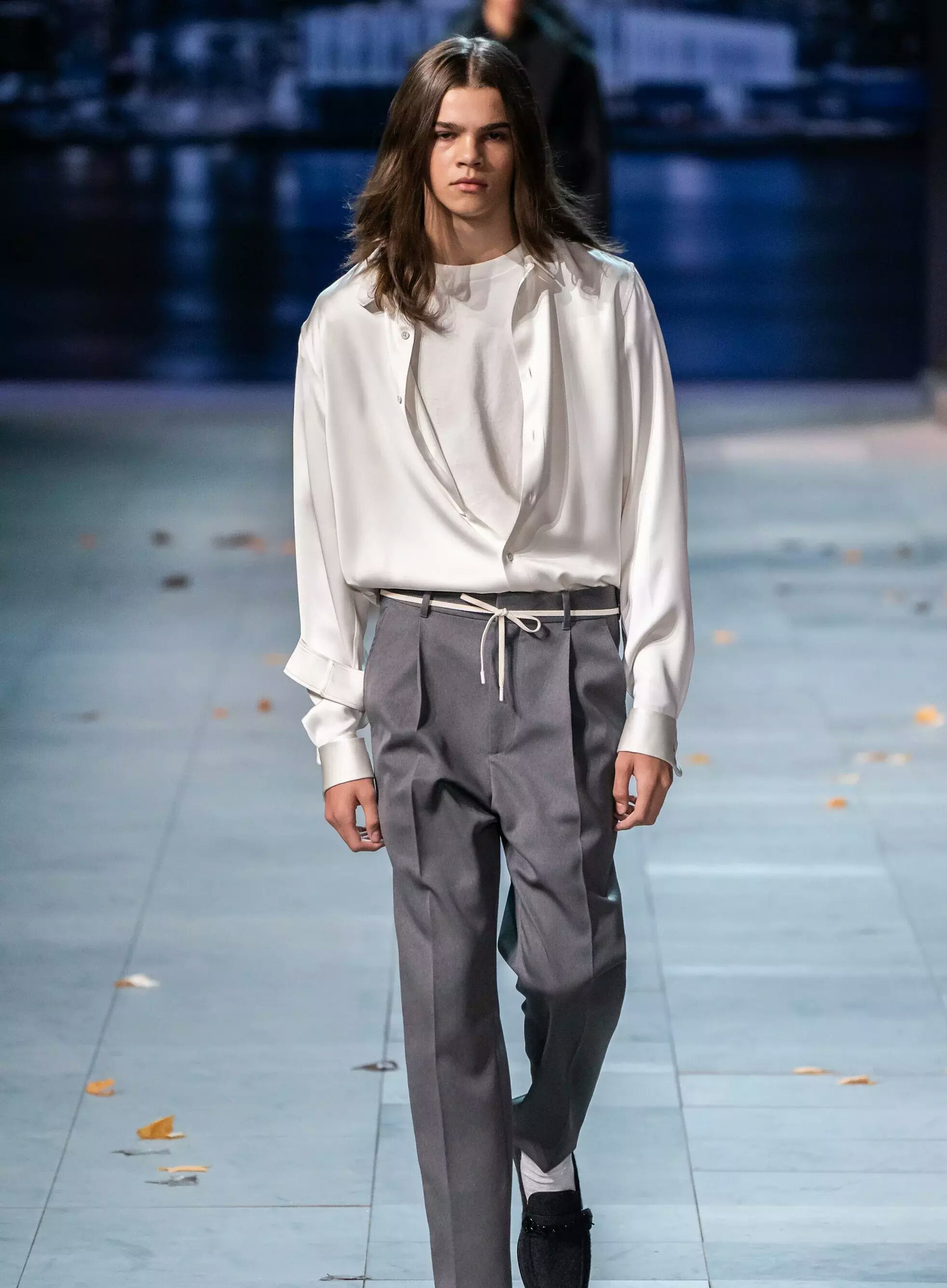 (男模特走秀,原来男人还可以这样穿,好时尚哦)一身皮衣好时尚