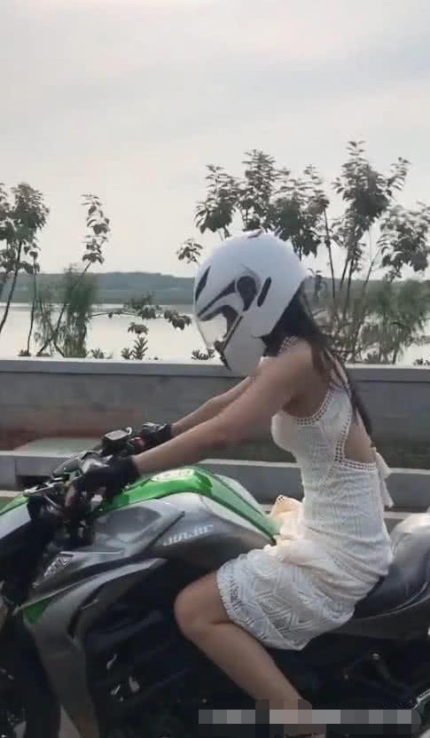 抖音"机车美女",穿短裙开机车?网友:我想让她载我