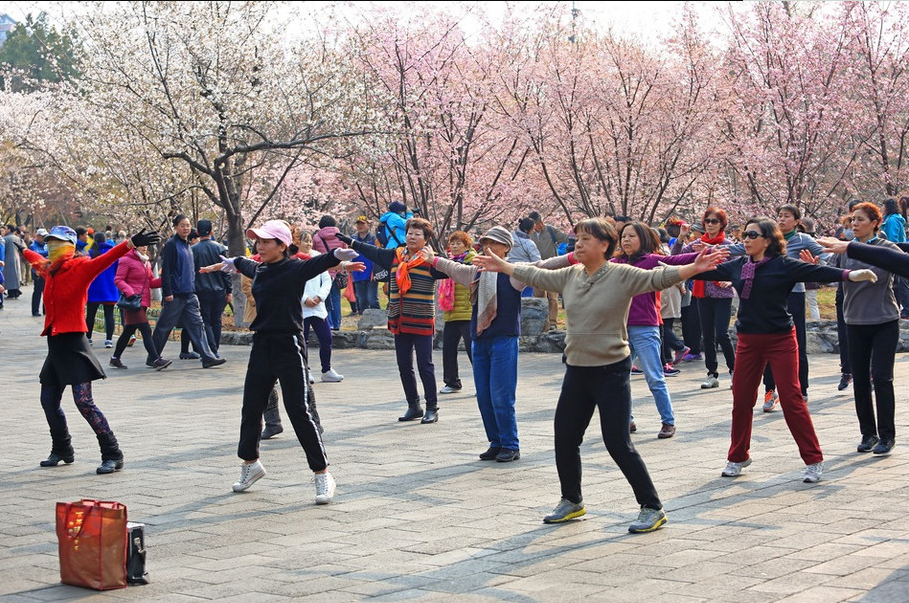 金婚老夫妻因跳广场舞闹离婚,女方怀疑老伴恋上舞伴