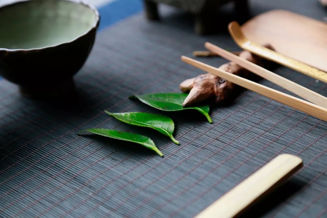 在一方夏日茶席,轻盈捕捉四时变换 茶传媒