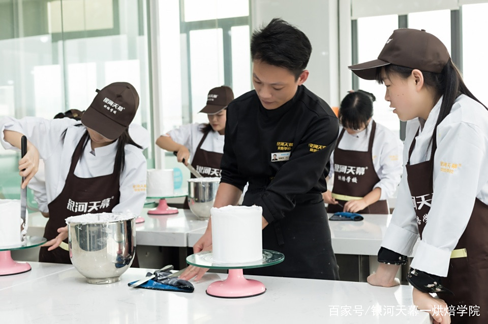 现在为什么越来越多的人,学烘焙都选择去烘焙培训学校呢? 现在为什么越来越多的人,学烘焙都选择去烘焙培训学校呢?