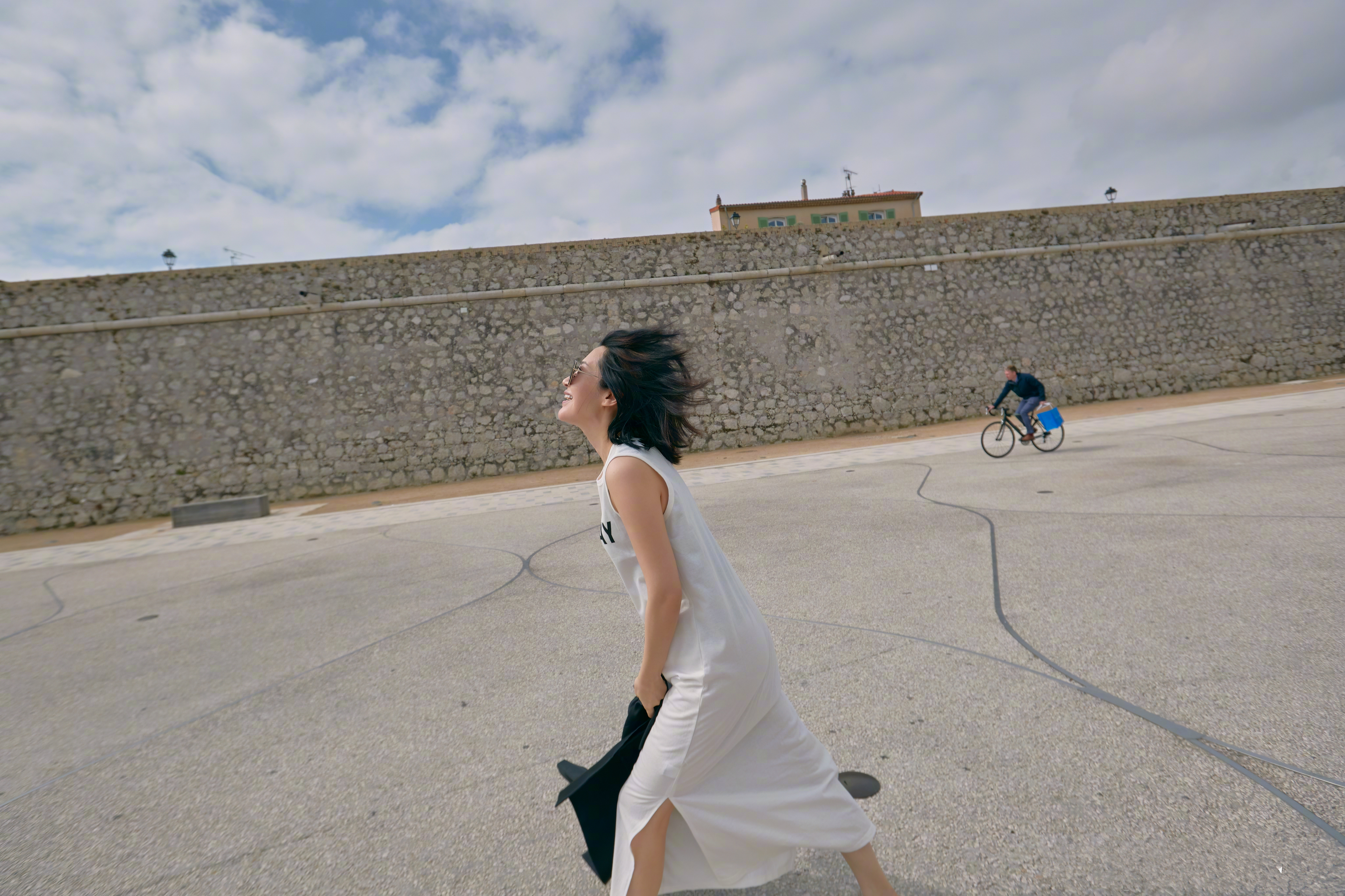 50岁许晴晒美照,在广场上奔跑玩闹放飞自我,像个十八岁少女!