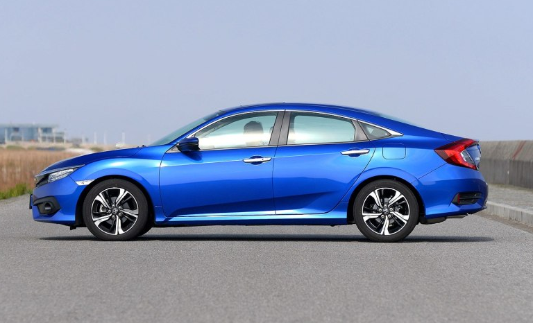 蓝色思域侧面照,是最近流行车型,车身看起来有足够的支撑力和灵活性