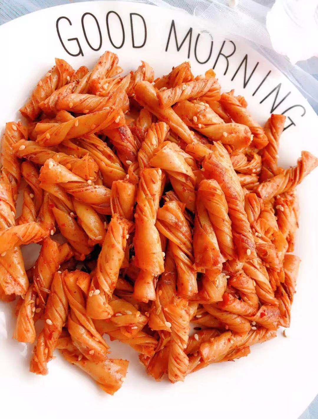 食材:豆筋,辣椒面,五香粉,麻椒粉,孜然,茴香,白糖,芝麻,桂皮,草果