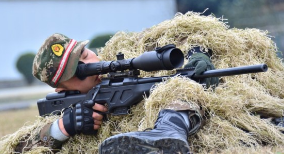 很多对狙击手不了解的人都认为狙击手射击目标都要做到爆头,其实头部