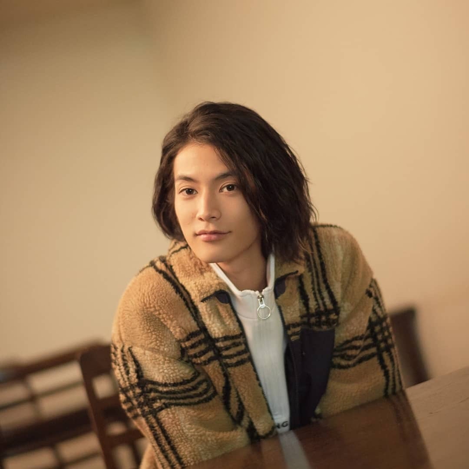 组图:渡边圭佑接受网站采访 长绒羊毛衫穿出暖男范儿