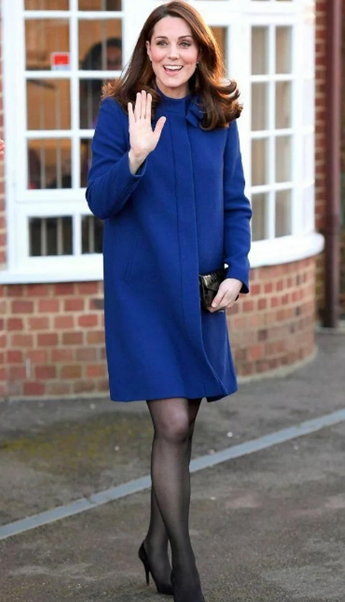 凯特王妃真会穿搭!连衣裙配黑色丝袜,美得不可方物