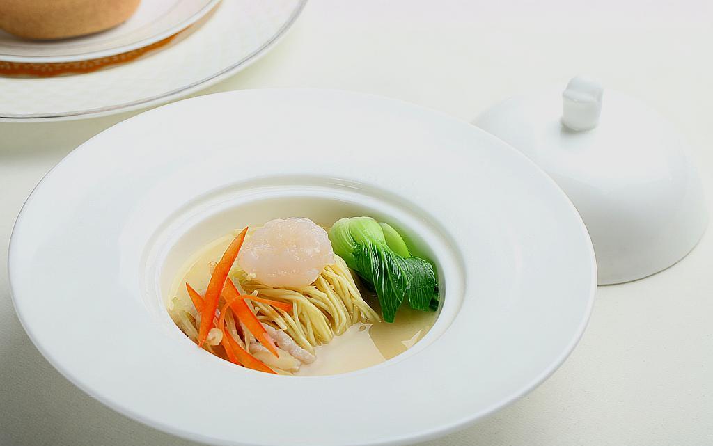 芥菜头煲排骨汤是一道美味的菜肴,增进食欲,帮助消化解毒利尿