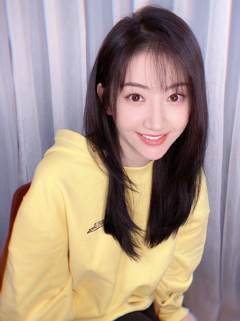 皮肤白皙有光泽,对镜比心比耶卖萌十分可爱