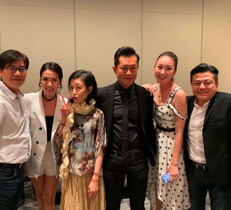 黄百鸣孙子百日宴请众星,袁洁莹与古天乐合影,白发明显皱纹多!