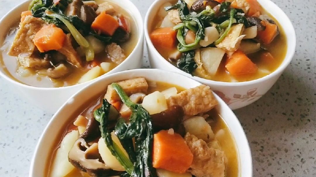 春天来一碗香菇菠菜面最好了,学会这种农家特色做法,开胃又营养
