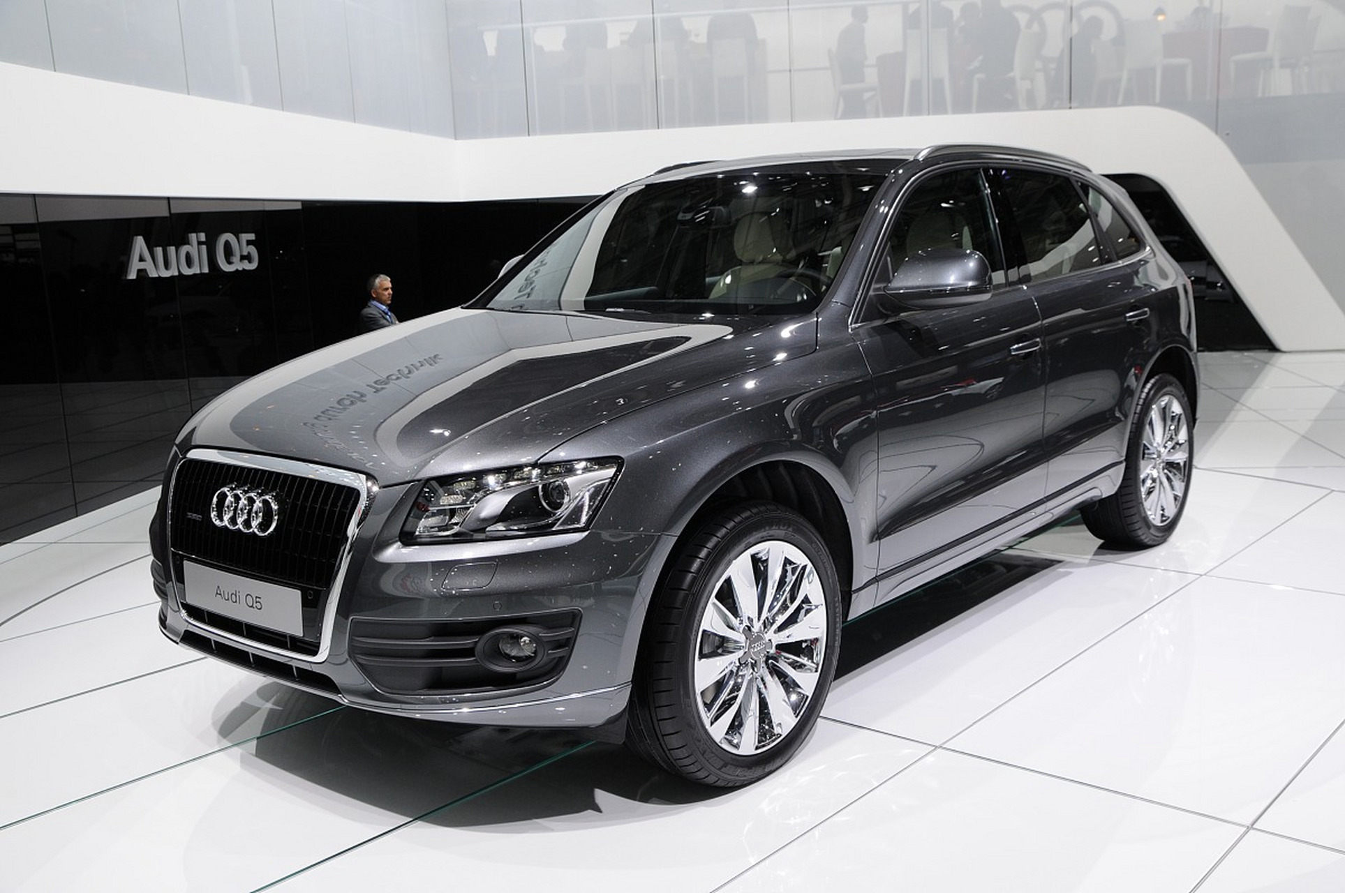 14款进口奥迪q5烧机油的通病是活塞环吗  全程四店保养,还是没能避免