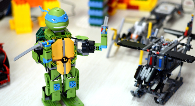 这个机器人可暴走战斗舞刀得瑟什么都会,居然是由积木拼装的