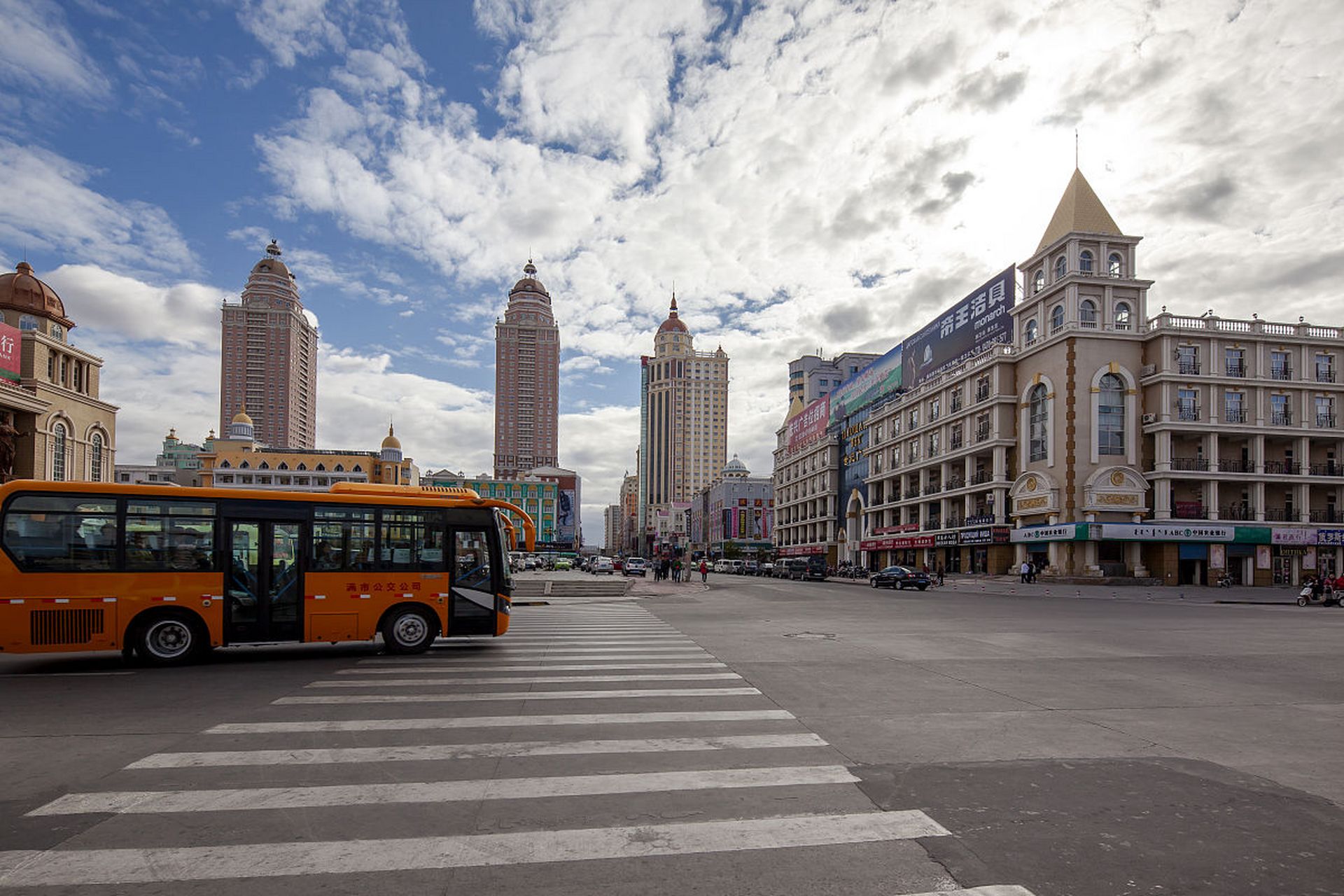太阳岛风景区:位于哈尔滨市,是一个美丽的城市公园,拥有各种自然和