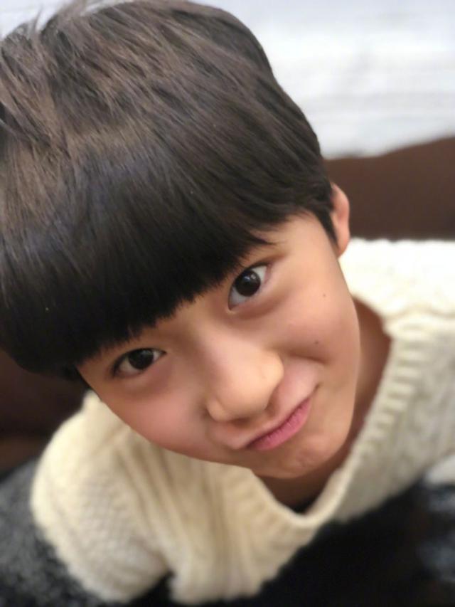 张亮儿子晒照出填空题?网友填帅气和暖男,而第三张照怎么形容?