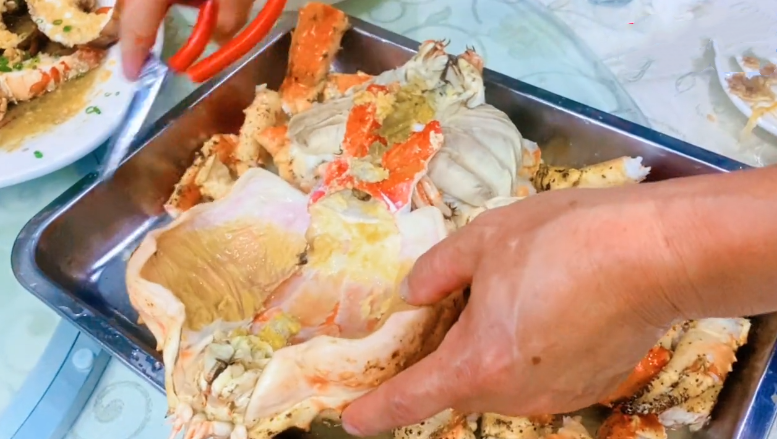 去青岛吃海鲜,点12斤帝王蟹,花600元,切开后:不会再来!