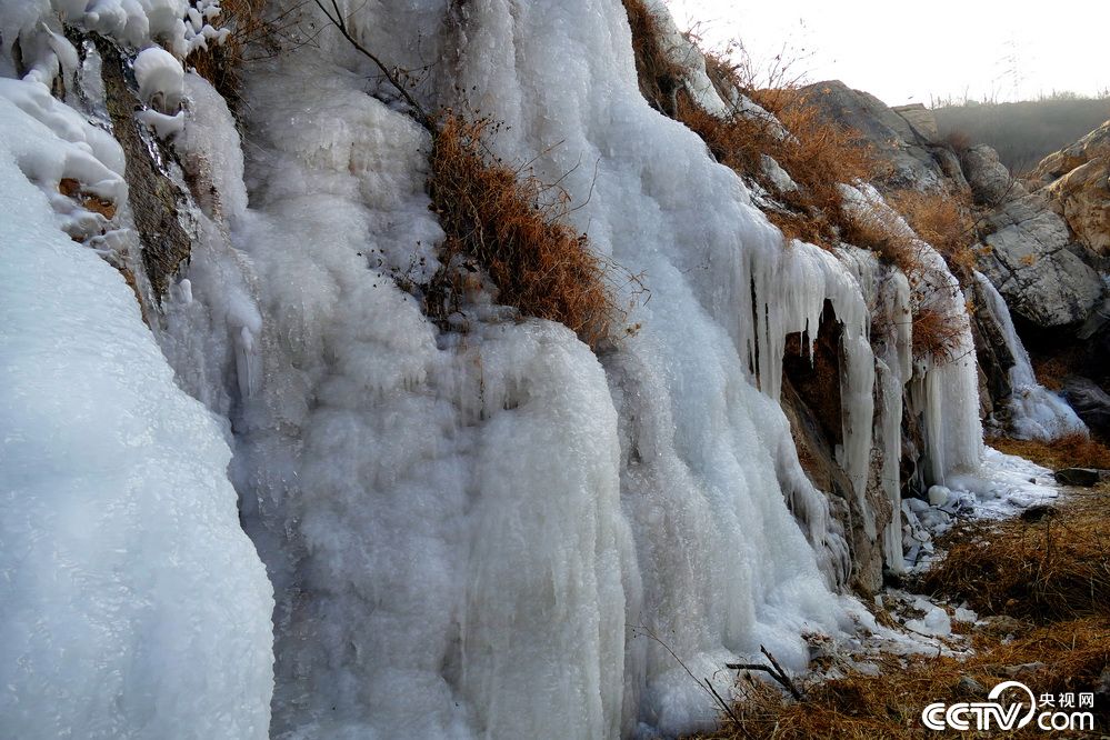 北京门头沟山泉水凝形成巨大冰瀑