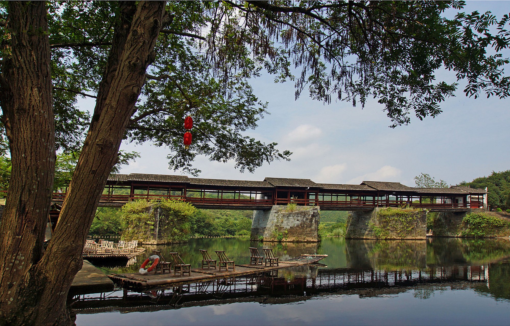 婺源彩虹桥,位于清华镇境内,是一座历史悠久,美丽动人的廊桥.