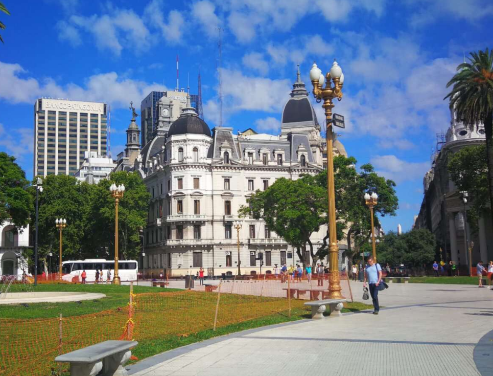 五月广场是阿根廷的象征,见证了阿根廷共和国的独立和城市的发展,多年