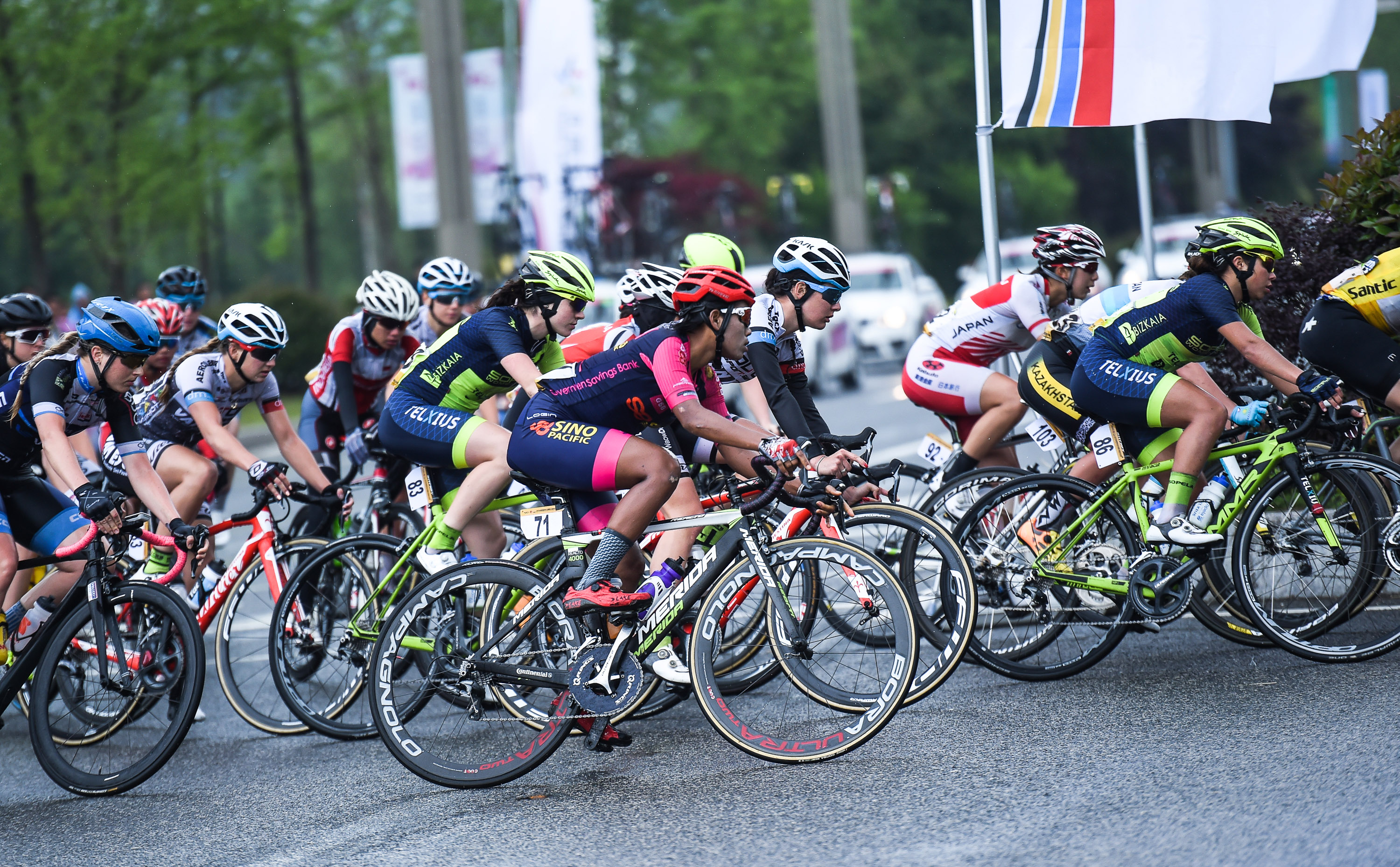 自行车——"全景贵州"女子国际公路自行车赛第三日赛况(8)