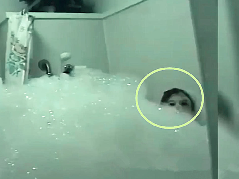 女儿泡澡半天都没动静,妈妈走到浴室一看,眼前的一幕哭笑不得