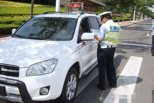 交警拦车有技巧,新手老手注意这几点,不扣分不罚款