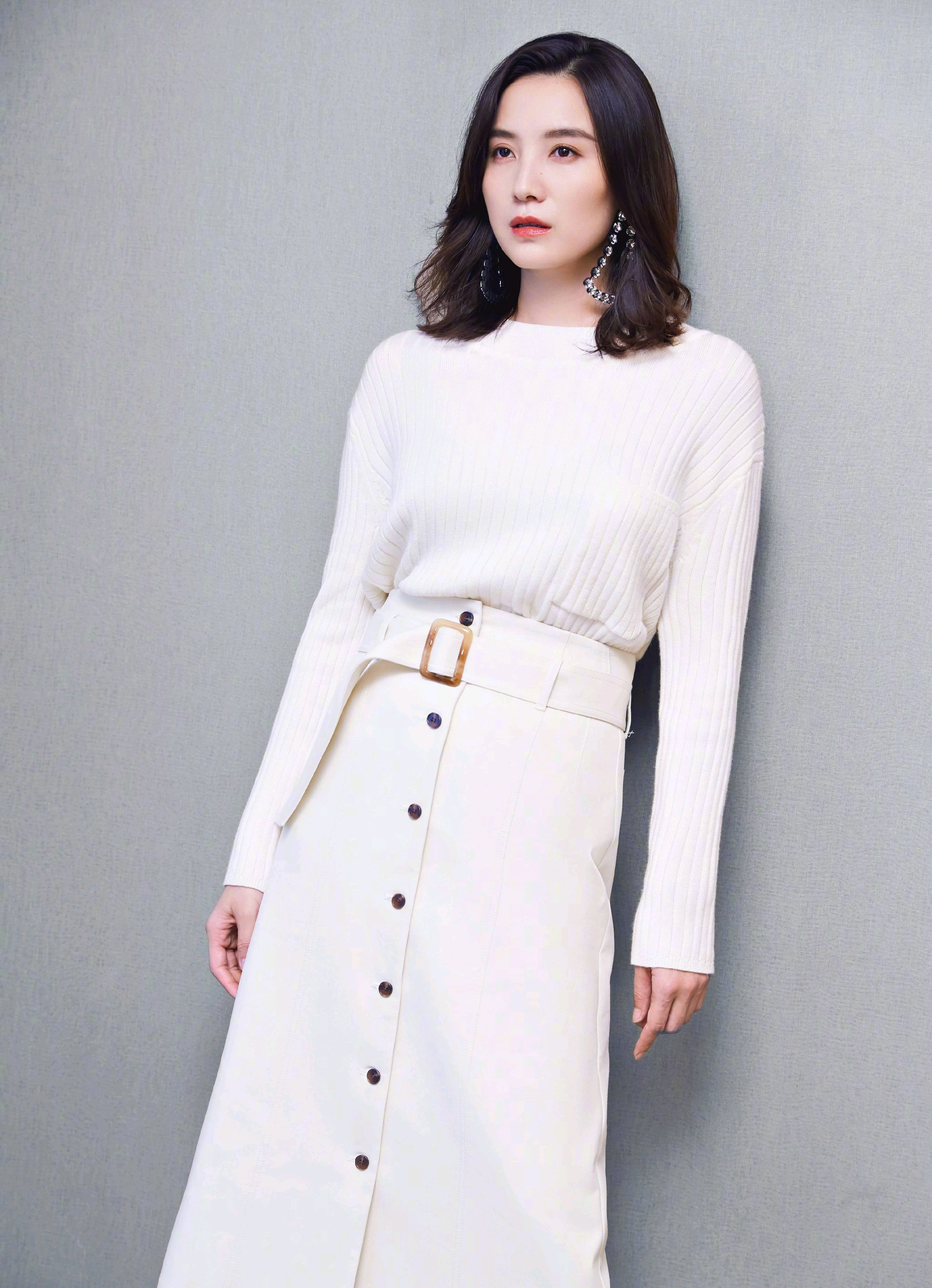 小宋佳白色毛衣搭配白色长裙,优雅精致又时髦