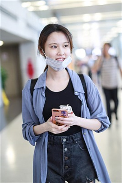 张慧雯现身机场 不惧素颜秀"抗打"颜值清纯可人