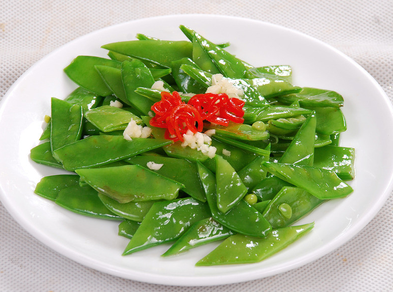 第三款:蒜蓉炒荷兰豆 清脆的荷兰豆,炒一下就很香了.