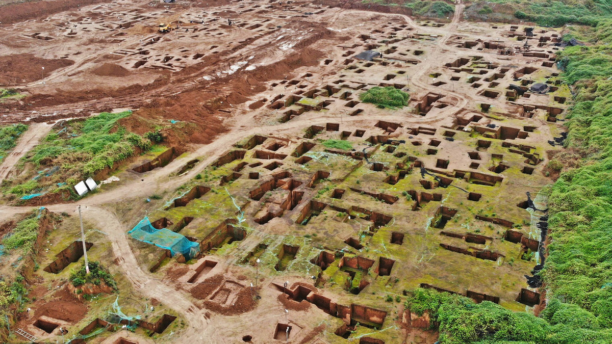 西安宜家工地挖出古墓群,数百墓坑聚集!市民:太正常